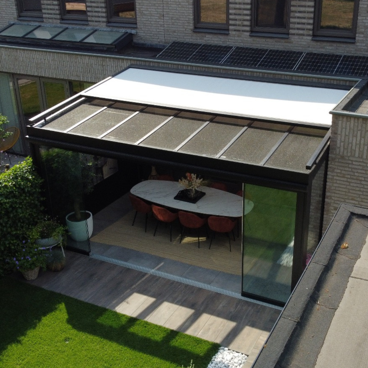 MB Line Aluminium Veranda Zwart met Glazen dak, Vaste Zijwanden &amp; Schuifwanden